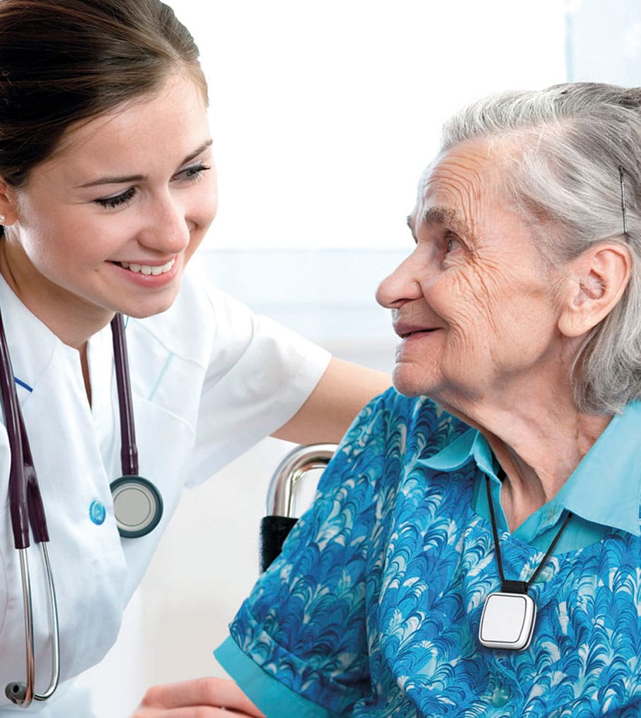 Infirmière et une personne âgée se sourient dans un établissement de santé
